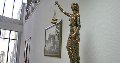 Статуя Фемиды в здании Ростовского областного суда. Фото: Ростовский областной суд http://www.rostoblsud.ru/