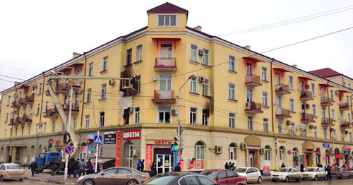 Здание в котором находится офис Сводной мобильной группы после пожара. Грозный, 14 декабря 2014 г. Фото Ахмеда Альдебирова для "Кавказского узла"