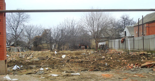 На месте снесенного дома, принадлежащего семье боевиков. Гудермес, декабрь 2014 г. Фото http://www.memo.ru/d/219259.html