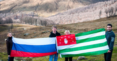 Российский и Абхазский флаги. Фото: Елена Синеок, ЮГА.ру
