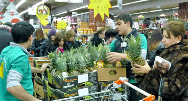 В одном из супермаркетов Еревана в канун Нового года. 30 декабря 2014 г. Фото Тиграна Петросяна для "Кавказского узла"