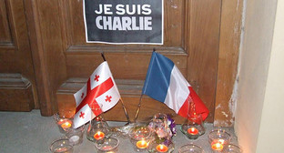 Флаги Грузии и Франции, свечи - в память о жертвах теракта. Фото Эдиты Бадасян для "Кавказского узла"