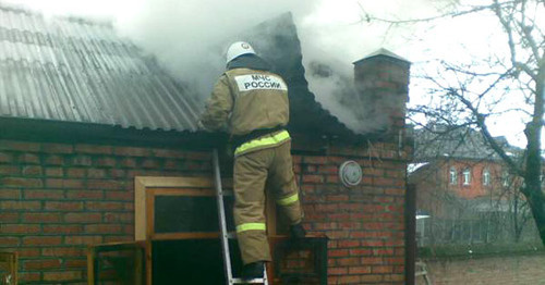Сотрудник МЧС во время пожара. Фото: ГУ МЧС России по Республике Ингушетия