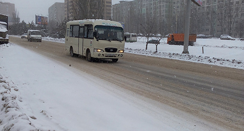 Движение общественного транспорта после снегопада. Фото Олега Пчелова для "Кавказского узла"