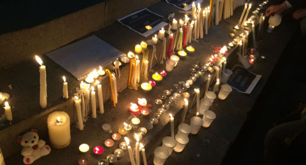 Зажженные свечи в память о расстрелянной в Гюмри семьи. Ереван, 13 января 2015 г. Фото http://www.tert.am/ru/news/2015/01/13/gyumri-momavarutyun/1558219