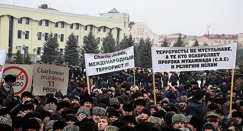 Митинг на площади у расположенной на въезде в Магас «Башни согласия», Ингушетия.  Фото: http://www.ingushetia.ru/photo/archives/022003.shtml