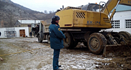 Ремонтно-восстановительные работы в Табасаранском районе. Фото: http://05.mchs.gov.ru/upload/site37/document_operational/wKiUZZanhZ-big-350.jpg