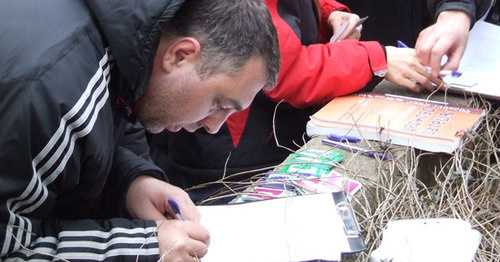 Сбор подписей с требованием остановить строительство в парке Ваке. Тбилиси, 24 января 2015 г. Фото Эдиты Бадасян для "Кавказского узла"