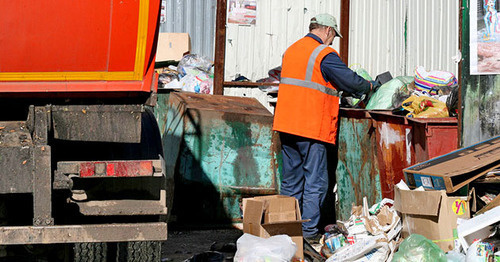 Уборка мусора в Нальчике. Фото http://kbrria.ru/obshchestvo/v-polovine-naselennyh-punktov-kbr-ne-vyvozyat-musor-6457