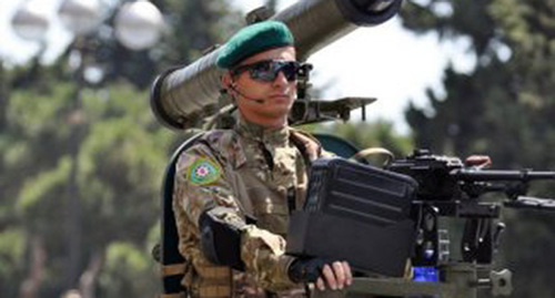 Служащий вооруженных сил. Фото: http://1news.az/images/articles/2014/03/03/thumb325_20140303123704487.jpg