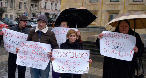 Участники акции с плакатами. Фото Беслана Кмузова для "Кавказского узла"