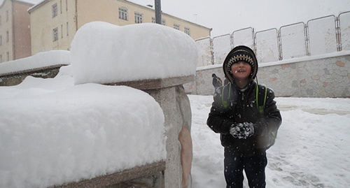 Дети были довольны обилием снега. Нагорный Карабах, Степанакерт,21 февраля 2015 год. Фото Алвард Григорян