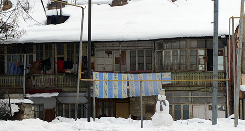 Снеговик во дворе старого здания. Нагорный Карабах, Степанакерт,22 февраля 2015 год.Фото Алвард Григорян