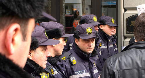 Полицейские под конец акции потеряли терпение. Фото Беслана Кмузова