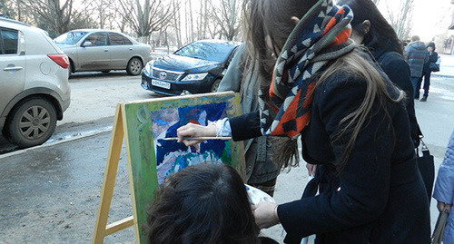 Студент дописывает  картину. Фото Татьяны Филимоновой для "Кавказского узла"