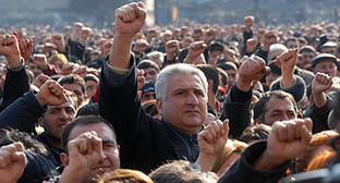 Участники митинга в Ереване 1 марта 2008 года. Фото: Германа Авагяна и Гагика Шамшяна, http://armtoday.info/Pic/3270.jpg