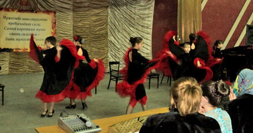 Воспитанницы детской школы искусств исполняют испанский танец во время концерта в поддержку Института бизнеса. Нальчик, 27 февраля 2015 г. Фото Людмилы Маратовой для "Кавказского узла"