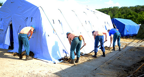 Сотрудники МЧС устанавливают палатку в лагере беженцев в Ростовской области. Фото Олега Пчелова для "Кавказского узла"