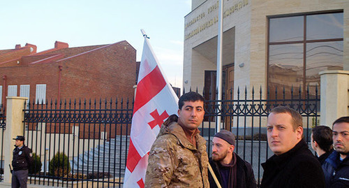 Парнаваз Чкадуа (слева) во время траурной церемонии в память о погибших под Волновахой. Тбилиси, 14 января 2015 г. Фото Беслана Кмузова для