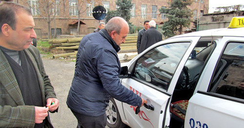 Группа таксистов провела акцию в поддержку нового закона о лицензировании частных такси. Ереван, 13 марта 2015 г. Фото Армине Мартиросян для "Кавказского узла"