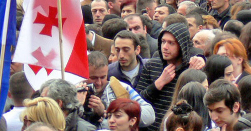 Флаг Грузии держат сторонники "Единого национального движения". Фото Патимат Махмудовой для "Кавказского узла"