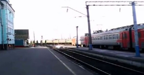Поезд "Волгоград-Москва" через некоторое время продолжил движение. Липецкая область, 9 апреля 2015 г. Фото ГУ МВД по Липецкой области.