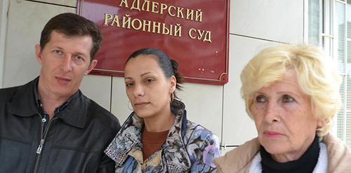Семья Савельевых у адлерского районного суда. Фото Светланы Кравченко