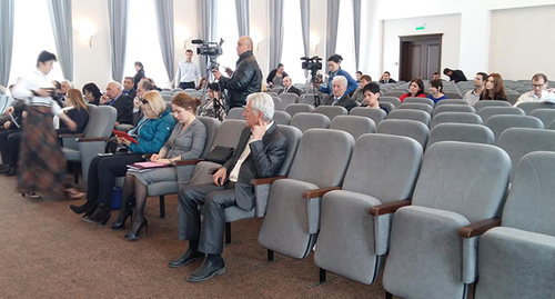 В зсле  несостоявшейся сессии парламента в Южной Осетии. 15 апреля 2015 год. Фото Арсена Козаева для "Кавказского узла"