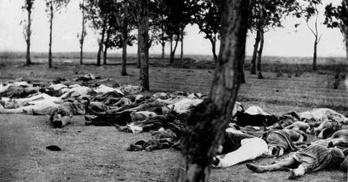 Армяне, уничтоженные в Алеппо. 1915 год. Фото https://ru.wikipedia.org/