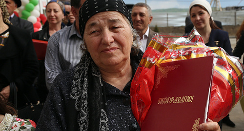Переселенцы из Чечни получили ордера на квартиру. Фото: http://www.ingushetia.ru/m-news/archives/ZS1A5687.JPG