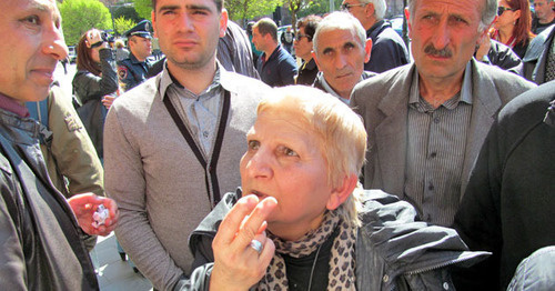 Экс-сотрудники завода «Наирит» протестуют перед зданием правительства Армении. Ереван, 17 апреля 2015 г. Фото Тиграна Петросяна для «Кавказского узла»