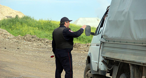 полицейский  проверяет документы водителя, Дагестан май 2015. Фото Ахмеда Альдебирова для "Кавказского узла"