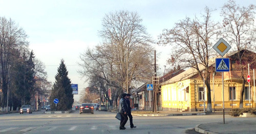 Жители на улице во Владикавказе. Фото Магомеда Магомедова для "Кавказского узла"