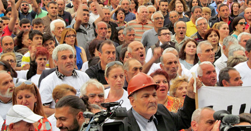 Участники митинга-шествия против подорожания электроэнергии. Ереван, 28 мая 2015 г. Фото Армине Мартиросян для "Кавказского узла"