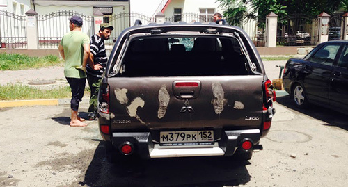 Разбитый служебный автомобиль у офиса КПП в Грозном, 3 июня 2015 год.