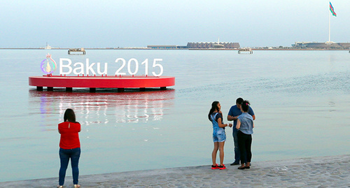 Надпись на берегу Каспия "Баку - 2015". Фото Азиза Каримова для "Кавказского узла"