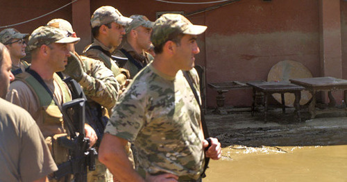 Сотрудники спецназа в поисках тигра, сбежавшего во время наводнения. Тбилиси, 17 июня 2015 г. Фото Беслана Кмузова для "Кавказского узла"