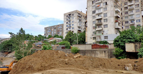 Жилые многоэтажные дома, построенные на берегу реки Вере. Тбилиси, 17 июня 2015 г. Фото Инны Кукуджановой для "Кавказского узла"