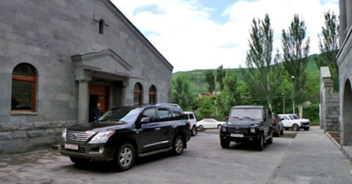 Во дворе дома губернатора Сюникской области Сурика Хачатряна. Фото: Фактинфо http://pastinfo.am/ru/node/15644