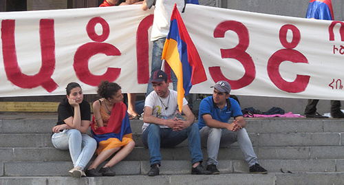 Участники сидячей забастовки на Площади Свободы, 20 июня 2015 года. Фото Тиграна Петросяна для "Кавказского узла"