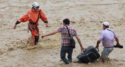 Работа спасателей МЧС во время подтопления в Сочи. Фото: http://www.blogsochi.ru/content/navodnenie-v-sochi-glazami-sotrudnikov-mchs
