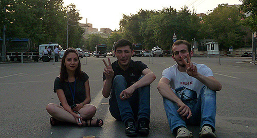 Протестующие против подорожания электроэнергии на проспекте Баграмяна. Ереван, 1 июня 2015 г. Фото Армине Мартиросян для "Кавказского узла"