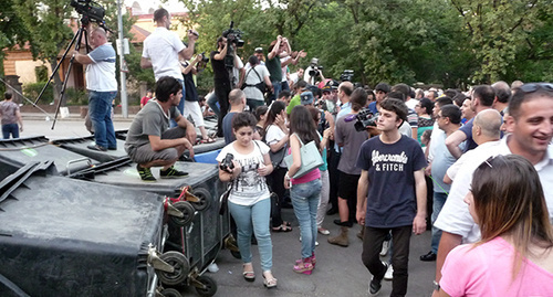 Участники протеста против подорожания электроэнергии. Ереван, 1 июня 2015 г. Фото Армине Мартиросян для "Кавказского узла"