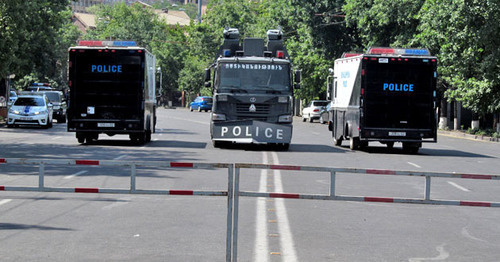 Полицейские машины во время акции протеста против подорожания электроэнергии. Ереван, 24 июня 2015 г. Фото Тиграна Петросяна для "Кавказского узла"