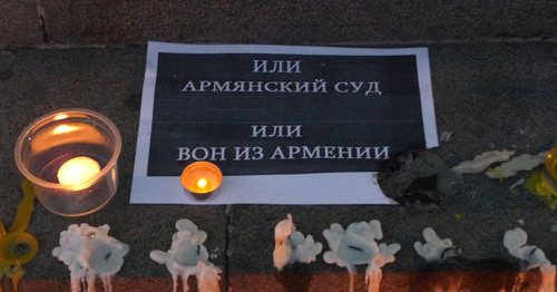 Свечи и плакат участников акции на площади Свободы. Ереван, 14 января 2015 г. Фото Армине Мартиросян для "Кавказкого узла"