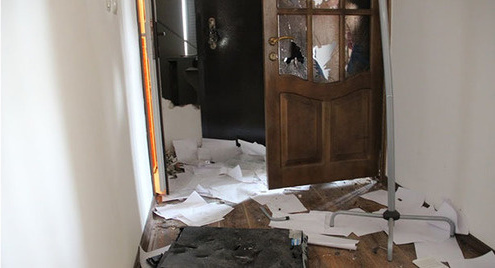 Разбитая дверь и разбросанные документы в офисе КПП в Грозном. 3 июня 2015 г. 