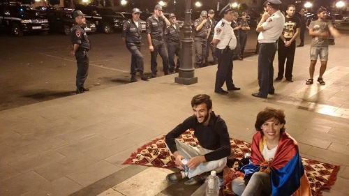 Акция протеста в 1.00 28 июля - цепочка полицейских отделяет немногочисленных активистов от центра площади. Ереван. Фото Григория Шведова для "Кавказского узла"