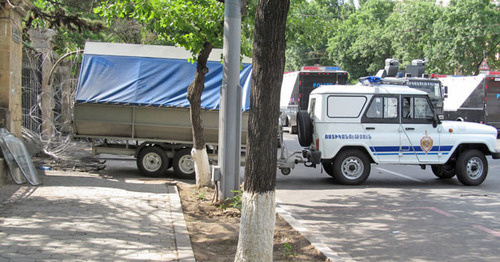 Полицейские машины на улицах Еревана во время акции протеста против подорожания электроэнергии. Июль 2015 г. Фото Тиграна Петросяна для "Кавказского узла"