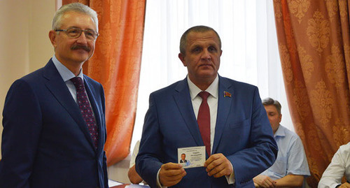 Регистрация кандидата Коломейцева Николая Васильевича (справа). Фото: http://www.ikro.ru/news/news_14713.html