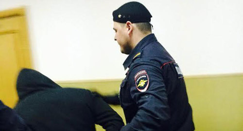 Конвоирование обвиняемого по делу об убийстве Б. Немцова в зал суда. Фото Юлии Буславской для "Кавказского узла"